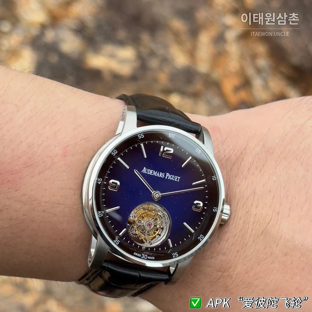 오데마피게 CODE 11.59 실버베젤 다크퍼플 어벤추린 플라잉 투르비용 42mm 26396 네이비 다이얼