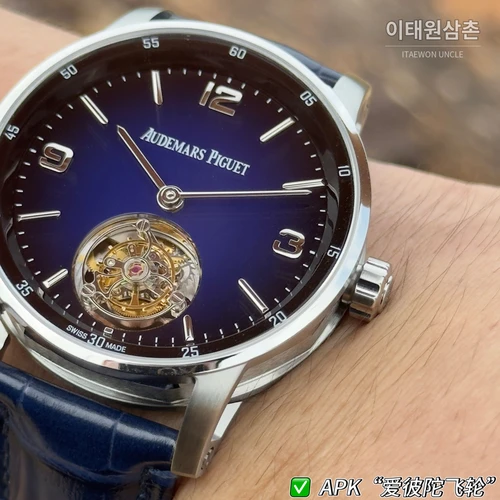 오데마피게 CODE 11.59 실버베젤 다크퍼플 어벤추린 플라잉 투르비용 42mm 26396 블루 다이얼 오데마피게 CODE 11.59 실버베젤 다크퍼플 어벤추린 플라잉 투르비용 42mm 26396 블루 다이얼