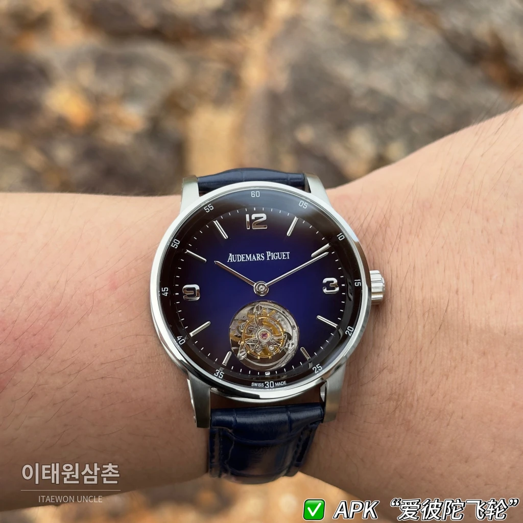 오데마피게 CODE 11.59 실버베젤 다크퍼플 어벤추린 플라잉 투르비용 42mm 26396 블루 다이얼