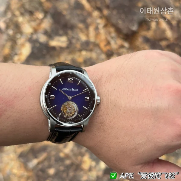 오데마피게 코드11.59 투르비용 오토매틱 42mm 네이비 다이얼