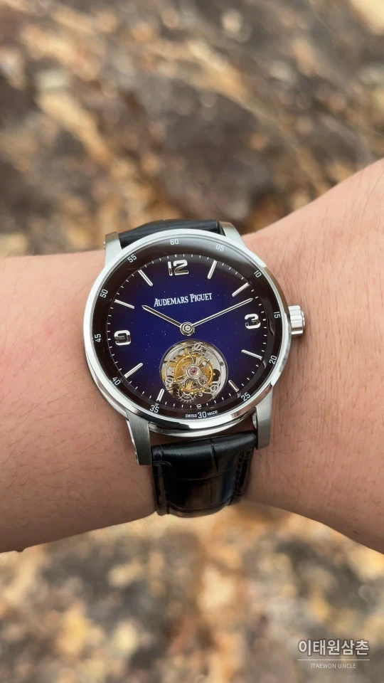 오데마피게 코드11.59 투르비용 오토매틱 42mm 네이비 다이얼