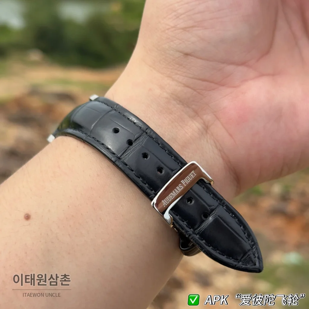 오데마피게 코드11.59 투르비용 오토매틱 42mm 네이비 다이얼