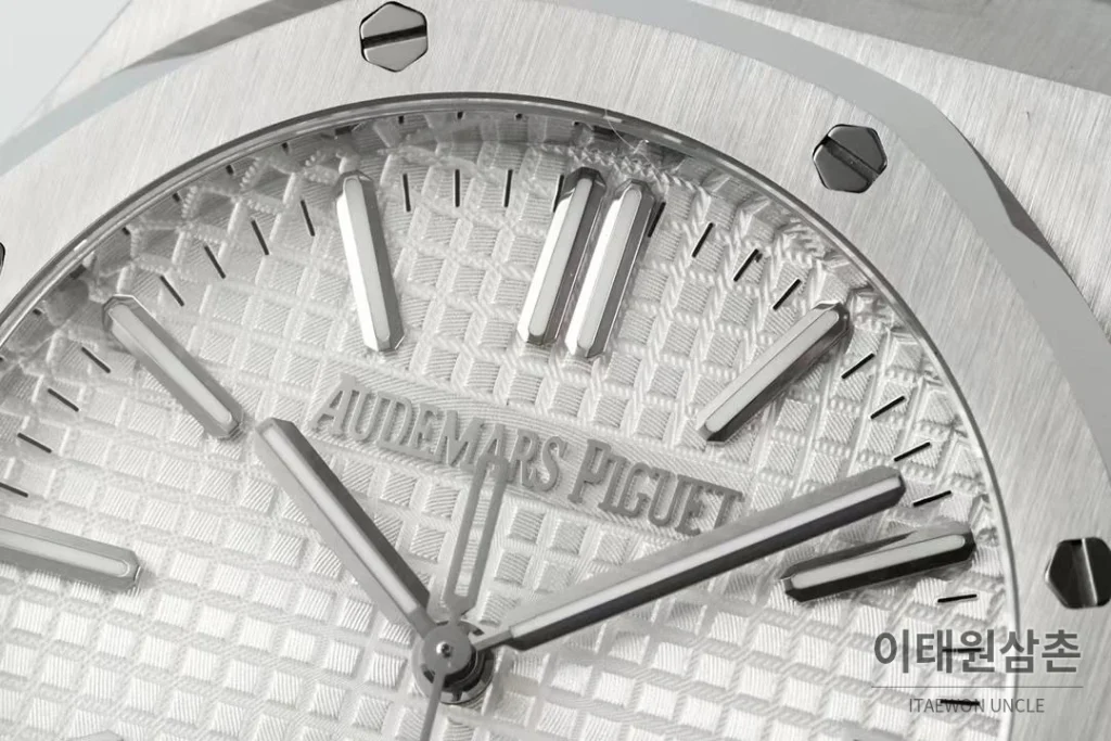 오데마피게 로열오크 50주년 실버베젤 화이트다이얼 오토매틱 41mm