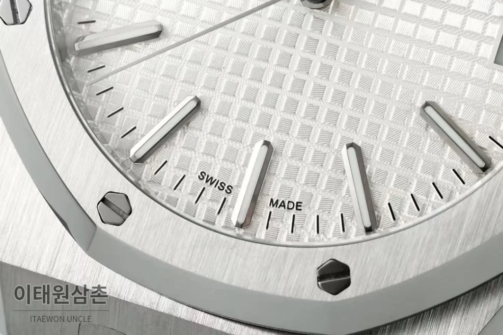 오데마피게 로열오크 50주년 실버베젤 화이트다이얼 오토매틱 41mm