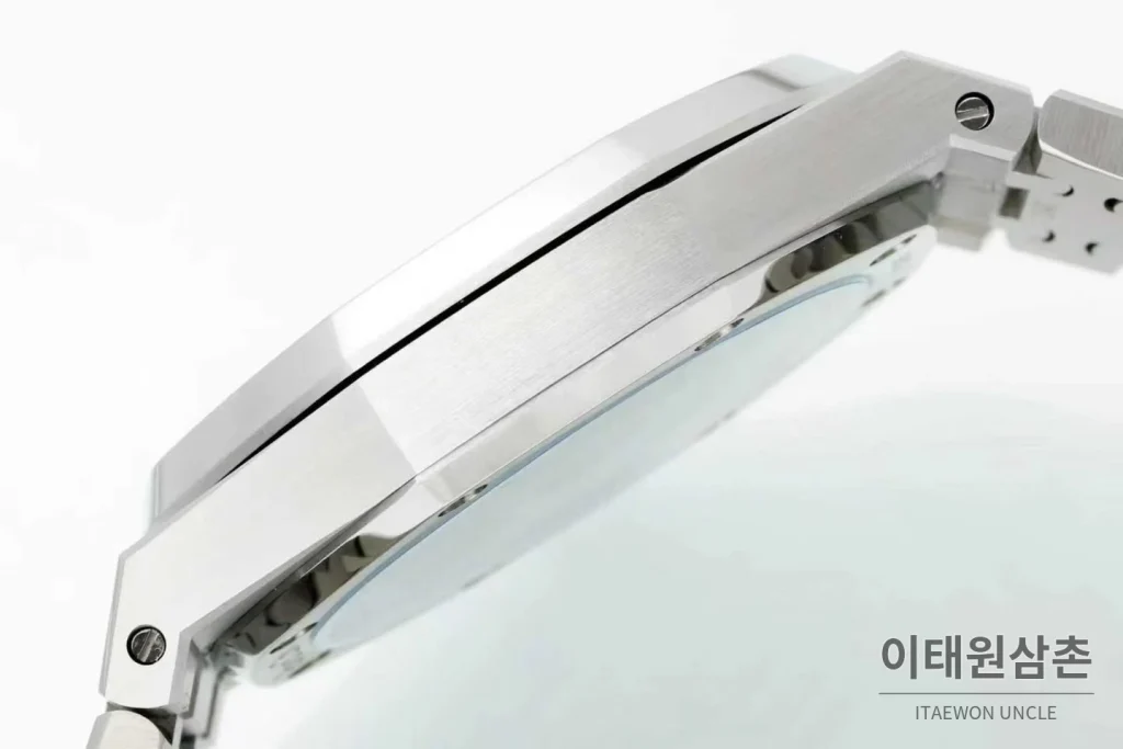 오데마피게 로열오크 50주년 실버베젤 네이비다이얼 오토매틱 41mm