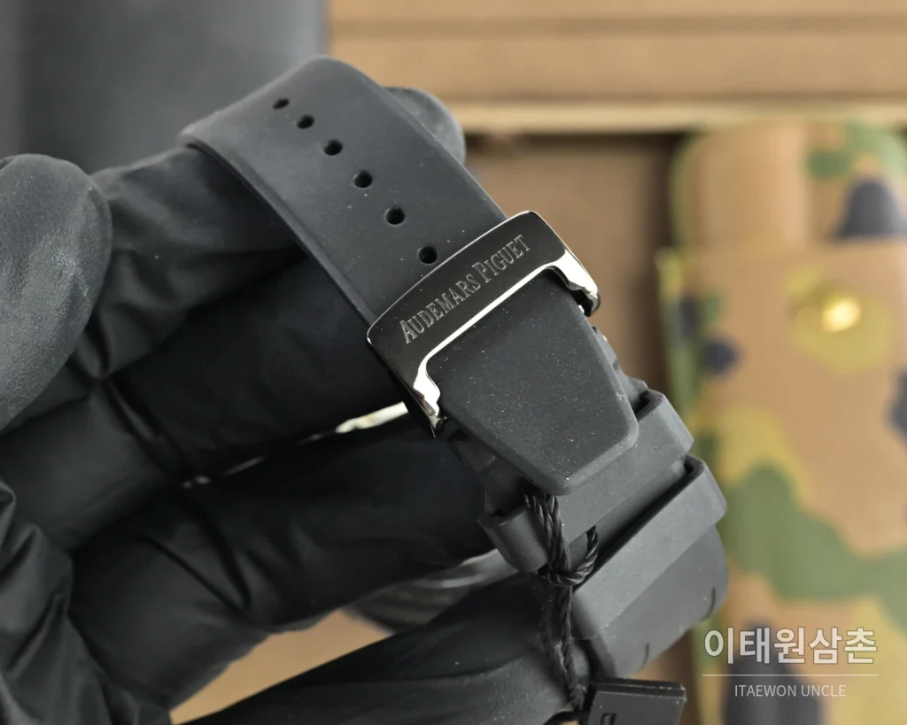 오데마피게 로열오크 오토매틱 41mm 그레이 다이얼 블랙 러버 스트랩 블랙 베젤