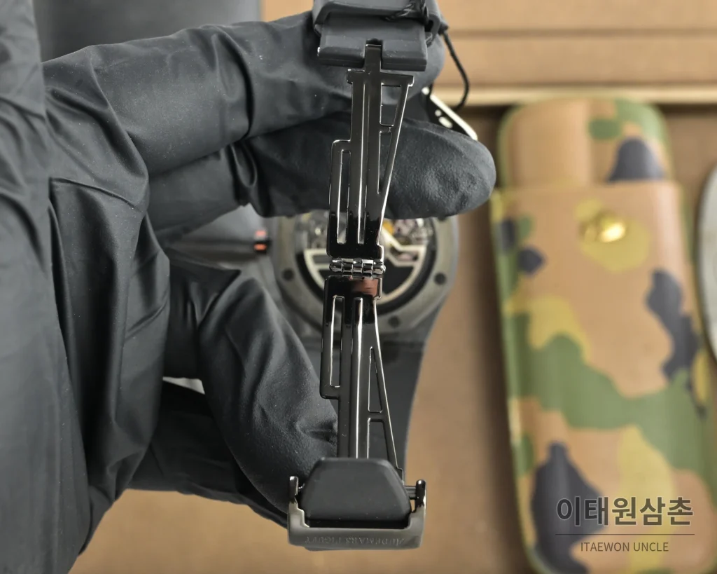 오데마피게 로열오크 오토매틱 41mm 그레이 다이얼 블랙 러버 스트랩 블랙 베젤