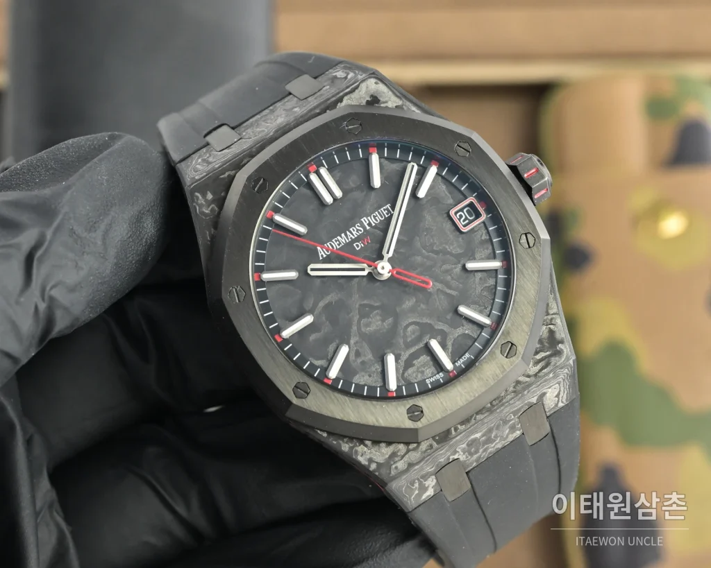 오데마피게 로열오크 오토매틱 41mm 스켈레톤 다이얼 블랙 러버 스트랩 그레이 베젤