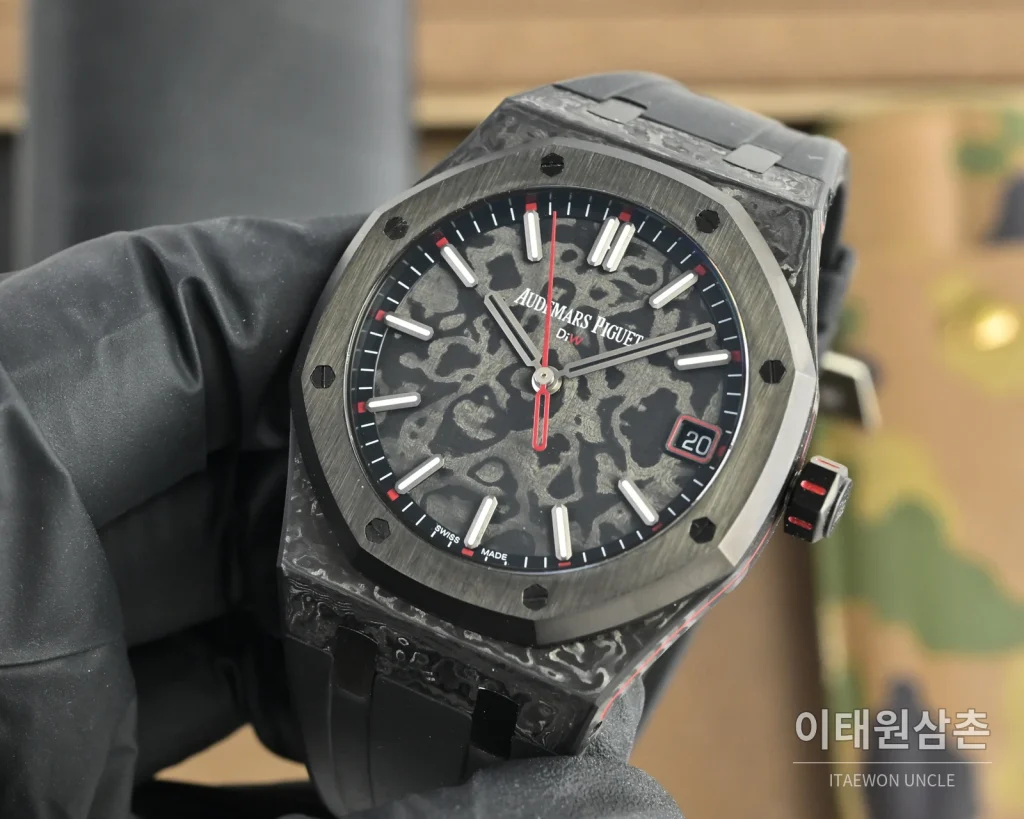 오데마피게 로열오크 오토매틱 41mm 스켈레톤 다이얼 블랙 러버 스트랩 그레이 베젤