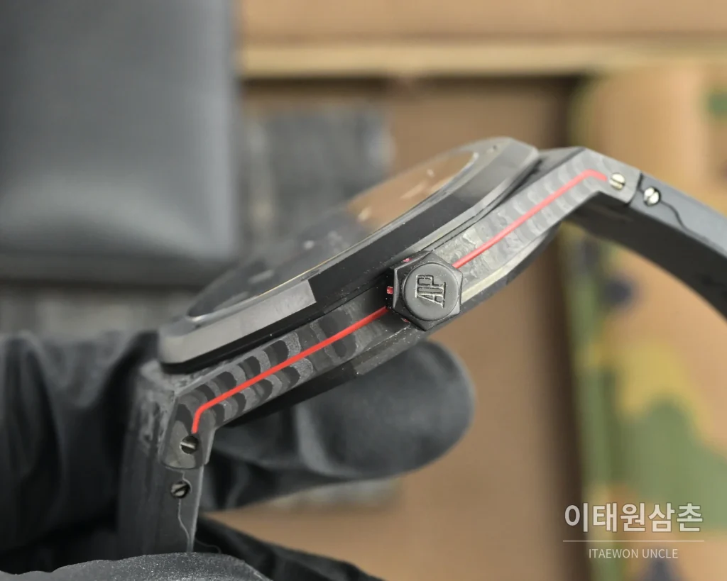 오데마피게 로열오크 오토매틱 41mm 스켈레톤 다이얼 블랙 러버 스트랩 그레이 베젤