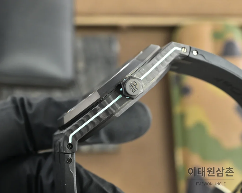 오데마피게 로열오크 오토매틱 41mm 그레이 다이얼 블랙 러버 스트랩 그레이 베젤 (2)