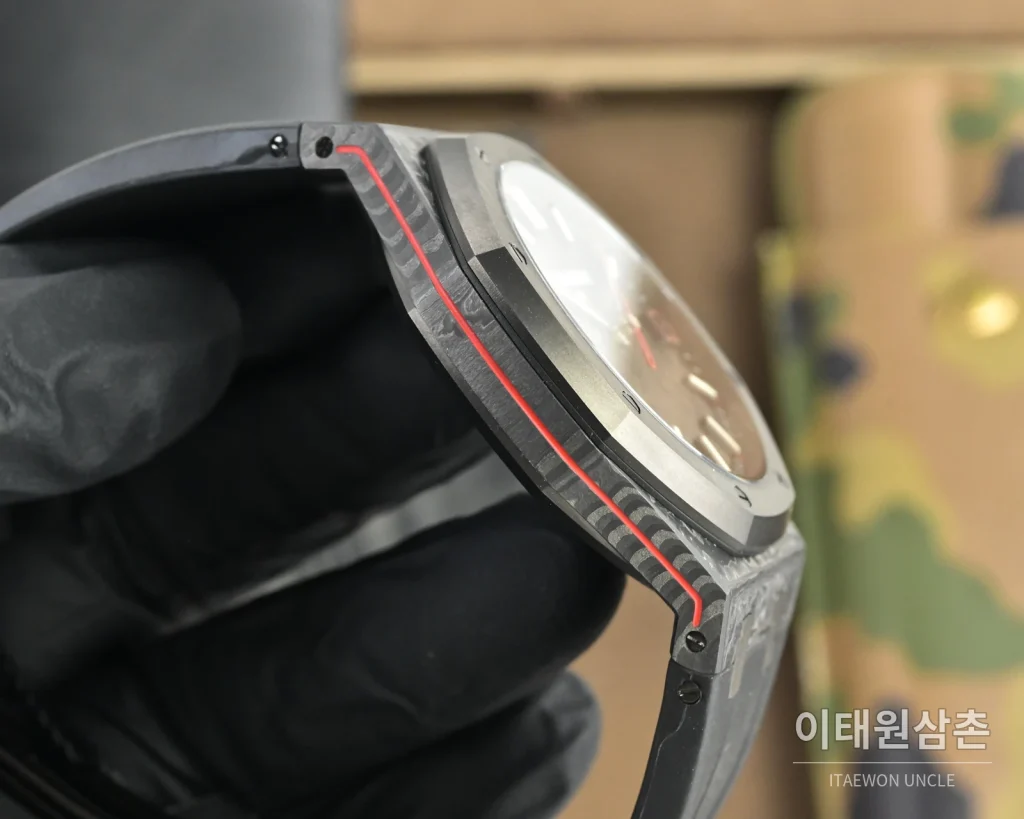 오데마피게 로열오크 오토매틱 41mm 스켈레톤 다이얼 블랙 러버 스트랩 그레이 베젤