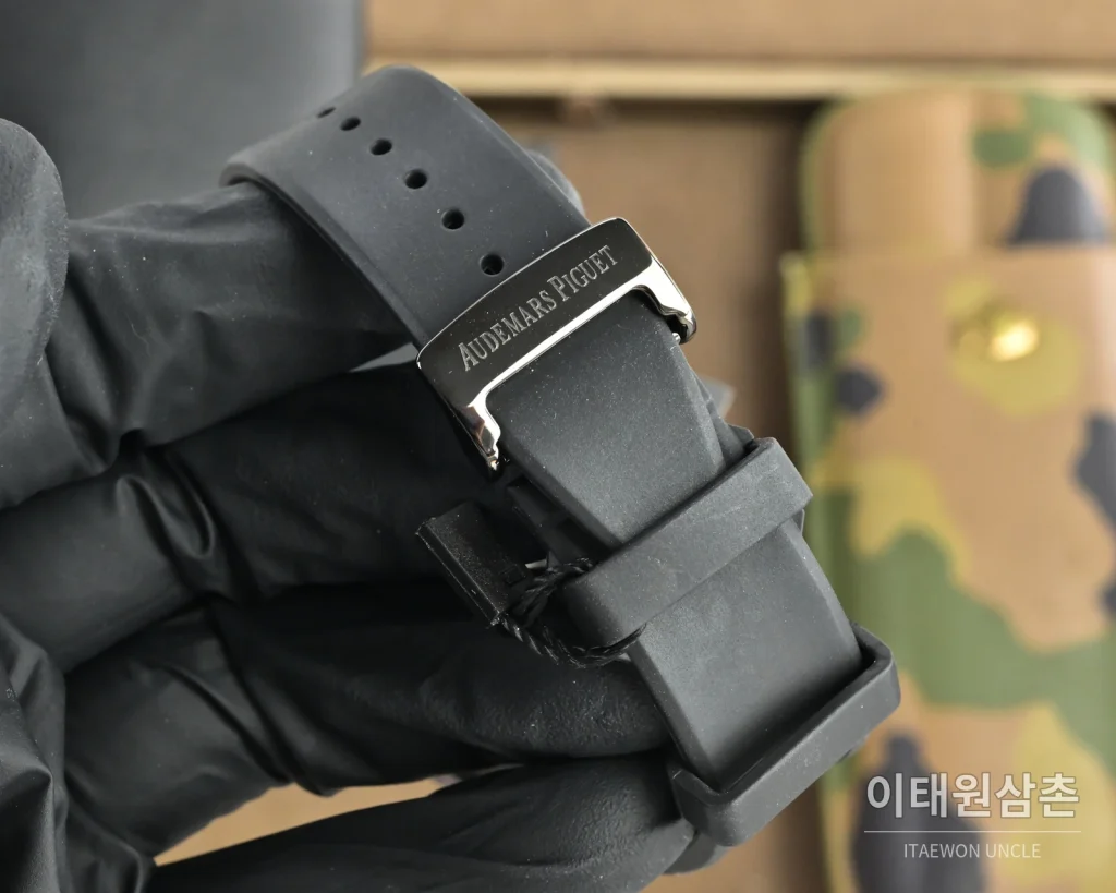 오데마피게 로열오크 오토매틱 41mm 스켈레톤 다이얼 블랙 러버 스트랩 그레이 베젤