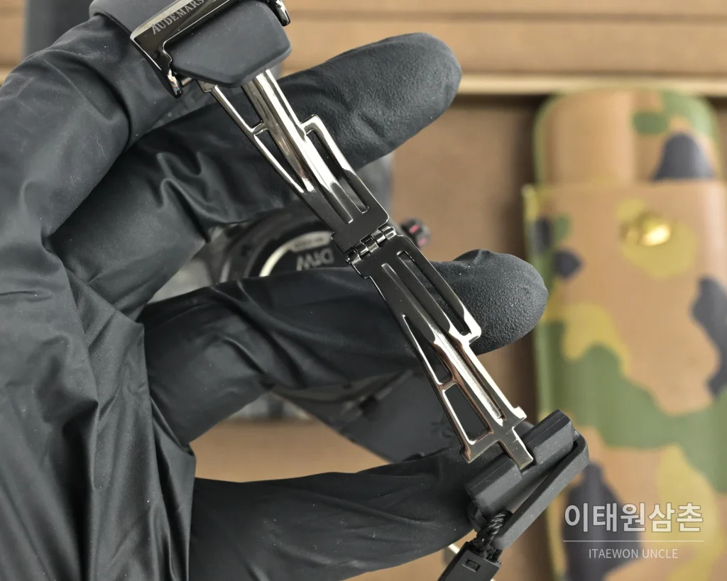 오데마피게 로열오크 오토매틱 41mm 스켈레톤 다이얼 블랙 러버 스트랩 그레이 베젤