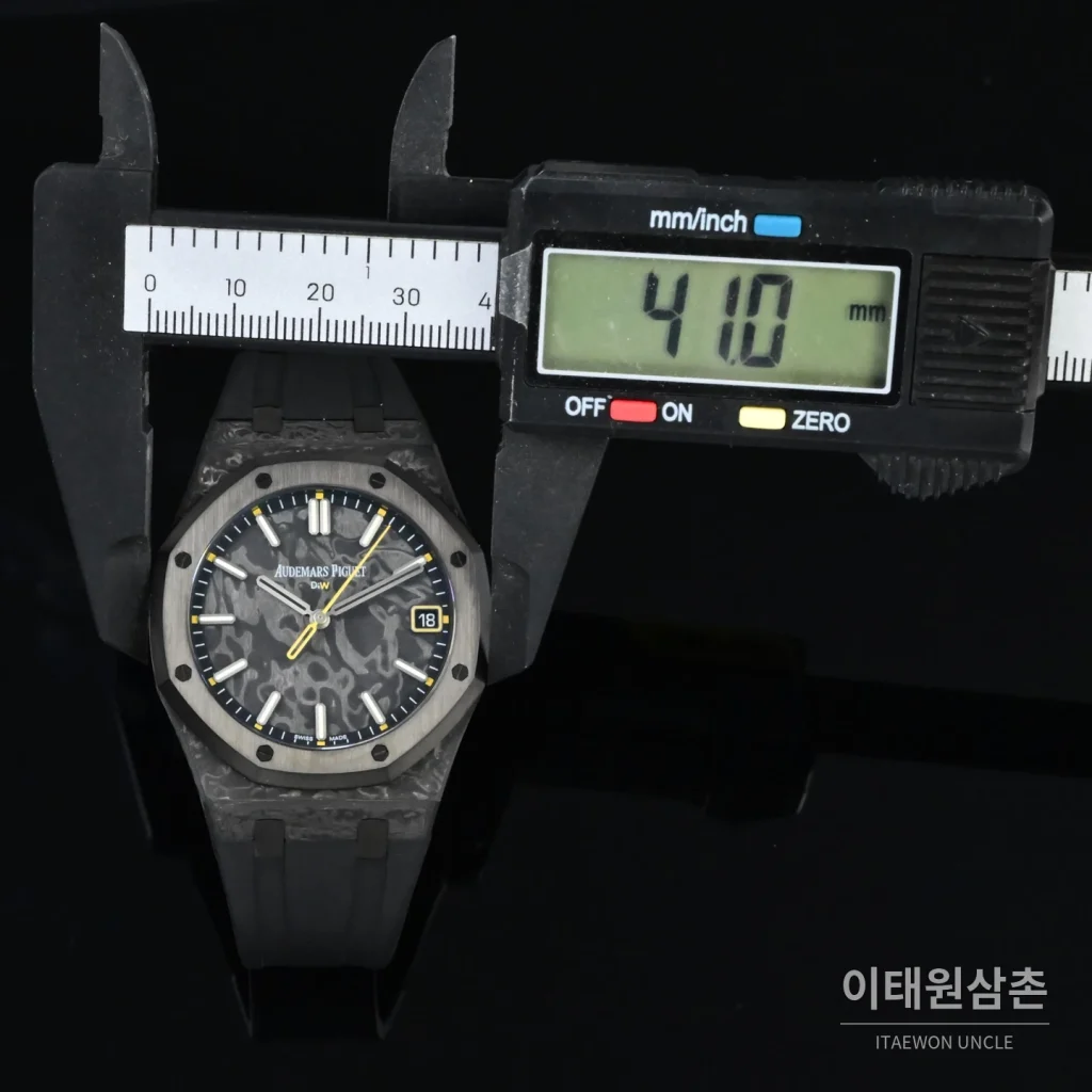 오데마피게 로열오크 오토매틱 41mm 그레이 다이얼 블랙 러버 스트랩 블랙 베젤