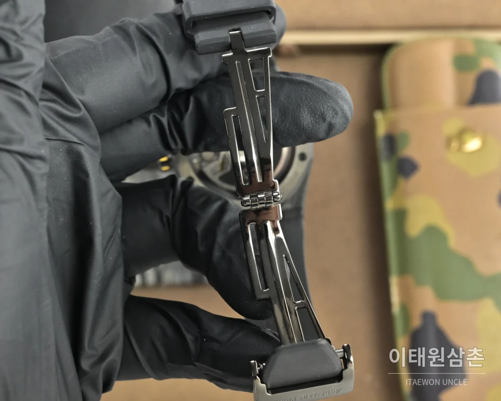 오데마피게 로열오크 오토매틱 41mm 그레이 다이얼 블랙 러버 스트랩 그레이 베젤
