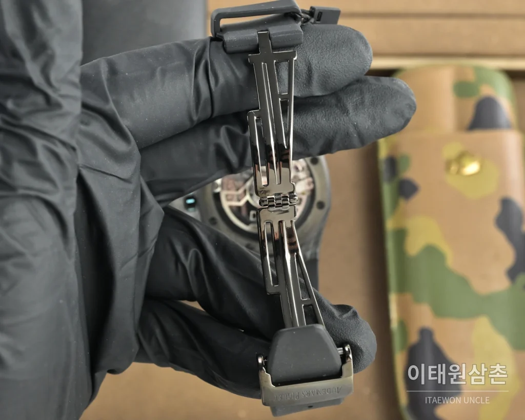 오데마피게 로열오크 오토매틱 41mm 그레이 다이얼 블랙 러버 스트랩 그레이 베젤 (2)