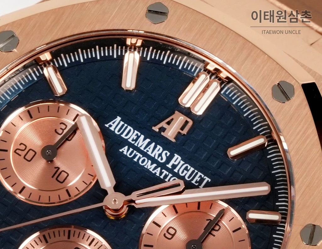 오데마피게 로열오크 크로노그래프 로즈골드 베젤 네이비 다이얼 오토매틱 41mm