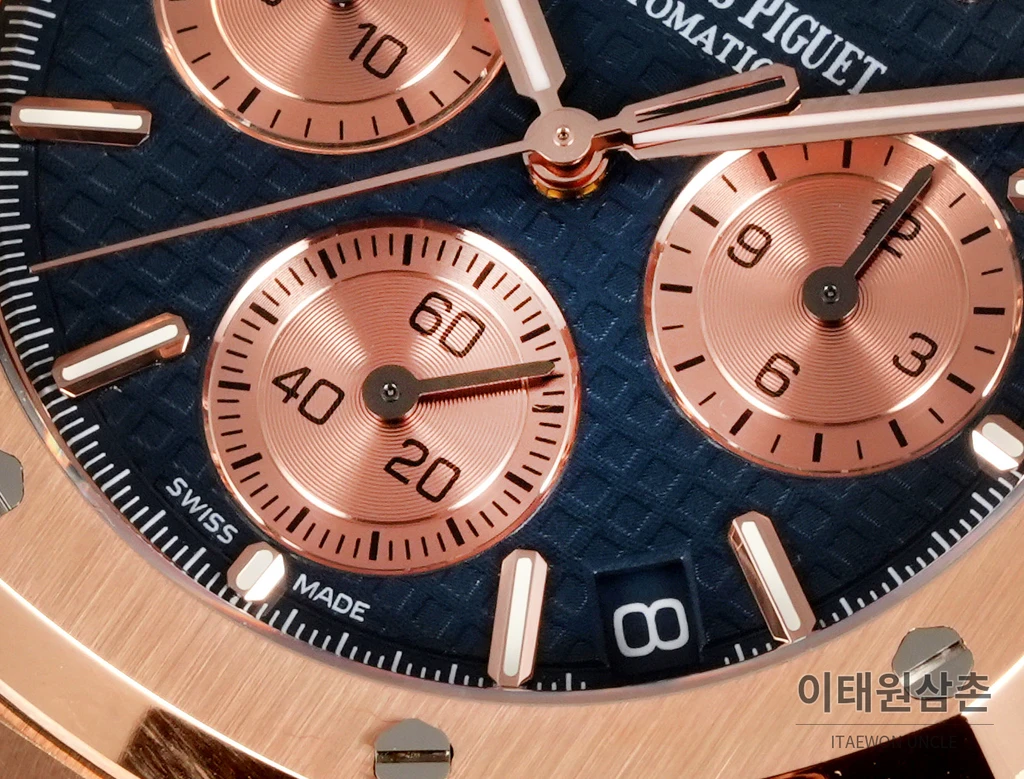 오데마피게 로열오크 크로노그래프 로즈골드 베젤 네이비 다이얼 오토매틱 41mm