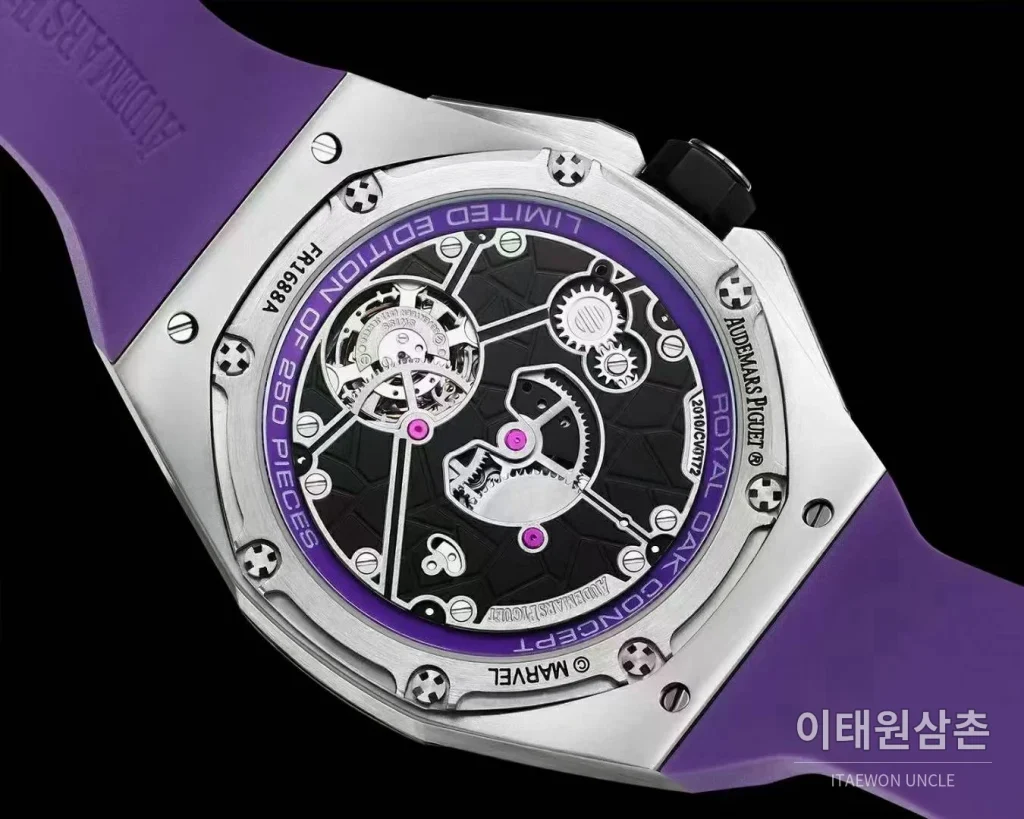 오데마피게 로열오크 컨셉 블랙팬서 스켈레톤 플로팅 투르비옹 수동 42mm 26620 퍼플 다이얼 퍼플 러버 스트랩 티타늄 케이스