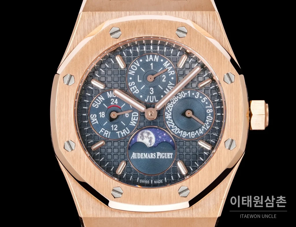 오데마피게 로열오크 골드베젤 네이비다이얼 퍼페추얼 캘린더 38mm