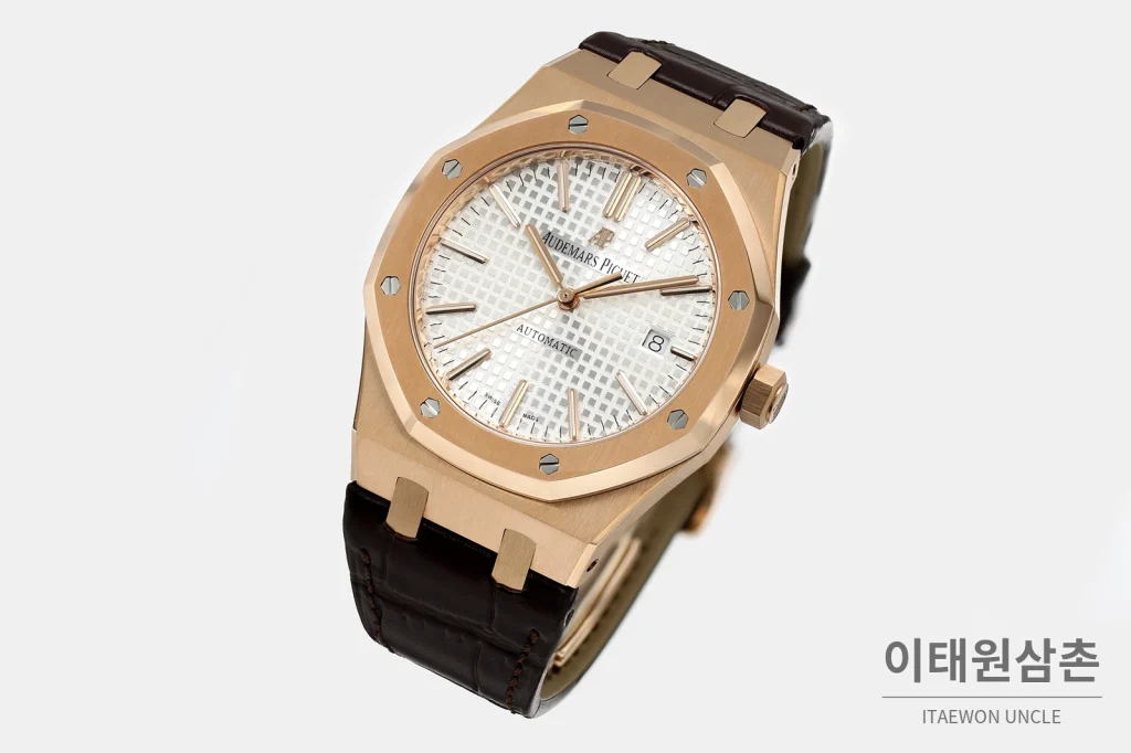 오데마피게 로열오크 골드베젤 화이트다이얼 기계식 37mm 15400 브라운 가죽 스트랩