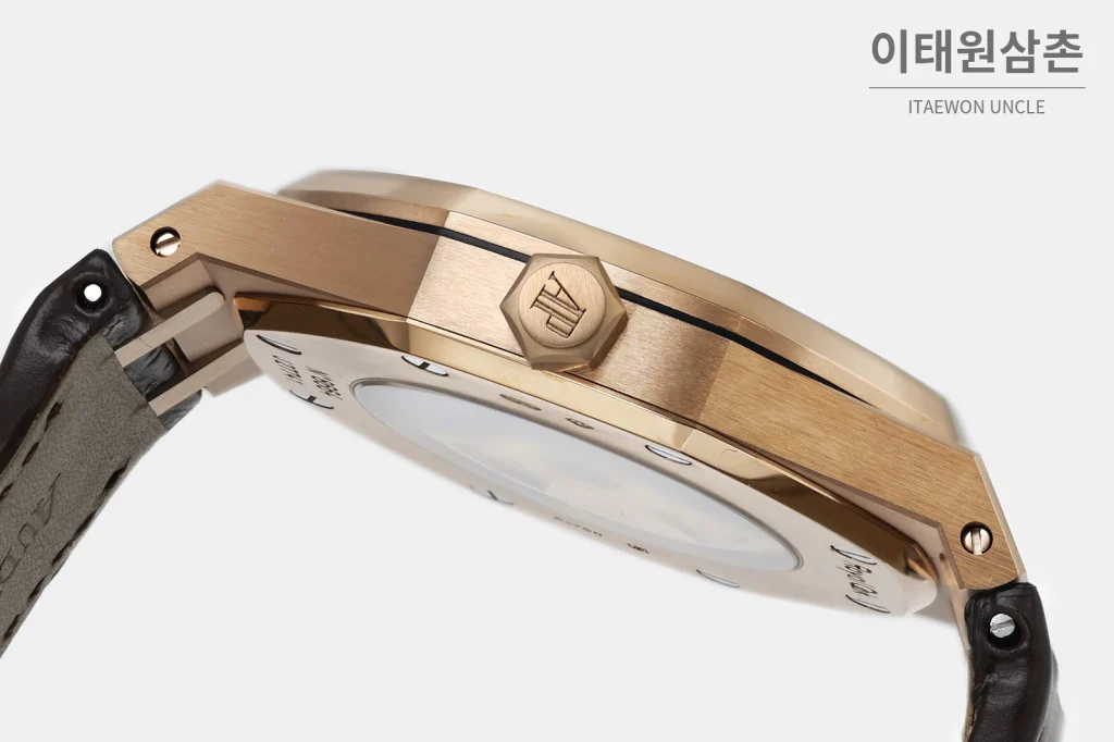오데마피게 로열오크 골드베젤 화이트다이얼 기계식 37mm 15400 브라운 가죽 스트랩