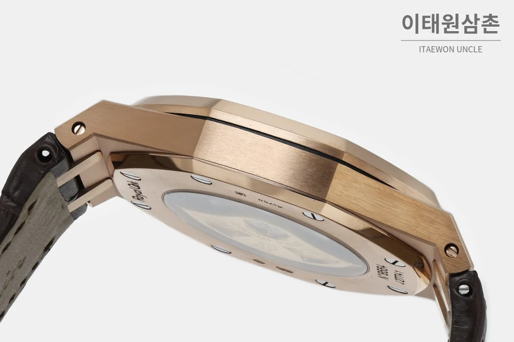 오데마피게 로열오크 골드베젤 화이트다이얼 기계식 37mm 15400 브라운 가죽 스트랩