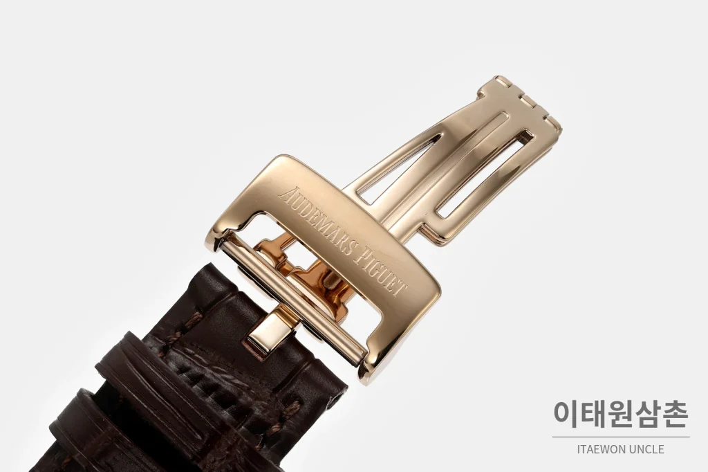 오데마피게 로열오크 골드베젤 화이트다이얼 기계식 37mm 15400 브라운 가죽 스트랩