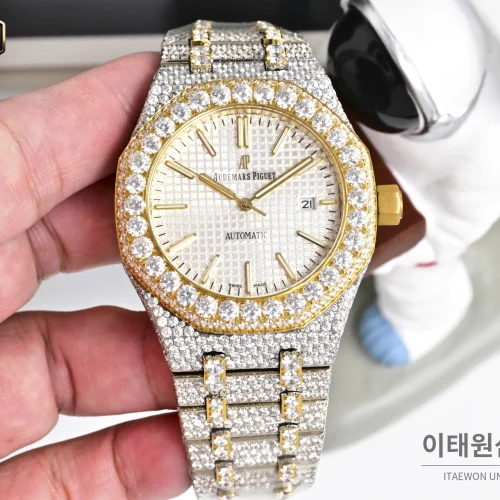 오데마피게 로열오크 모아사나이트 파베세팅 오토매틱 41mm 실버 투톤 브레이슬릿 골드 베젤 (2) 오데마피게 로열오크 모아사나이트 파베세팅 오토매틱 41mm 실버 투톤 브레이슬릿 골드 베젤 (2)