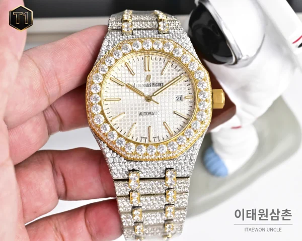오데마피게 로열오크 모아사나이트 파베세팅 오토매틱 41mm 실버 투톤 브레이슬릿 골드 베젤 (2) 오데마피게 로열오크 모아사나이트 파베세팅 오토매틱 41mm 실버 투톤 브레이슬릿 골드 베젤 (2)