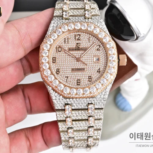 오데마피게 로열오크 모아사나이트 파베세팅 커스텀 오토매틱 41mm 실버 투톤 브레이슬릿 오데마피게 로열오크 모아사나이트 파베세팅 커스텀 오토매틱 41mm 실버 투톤 브레이슬릿