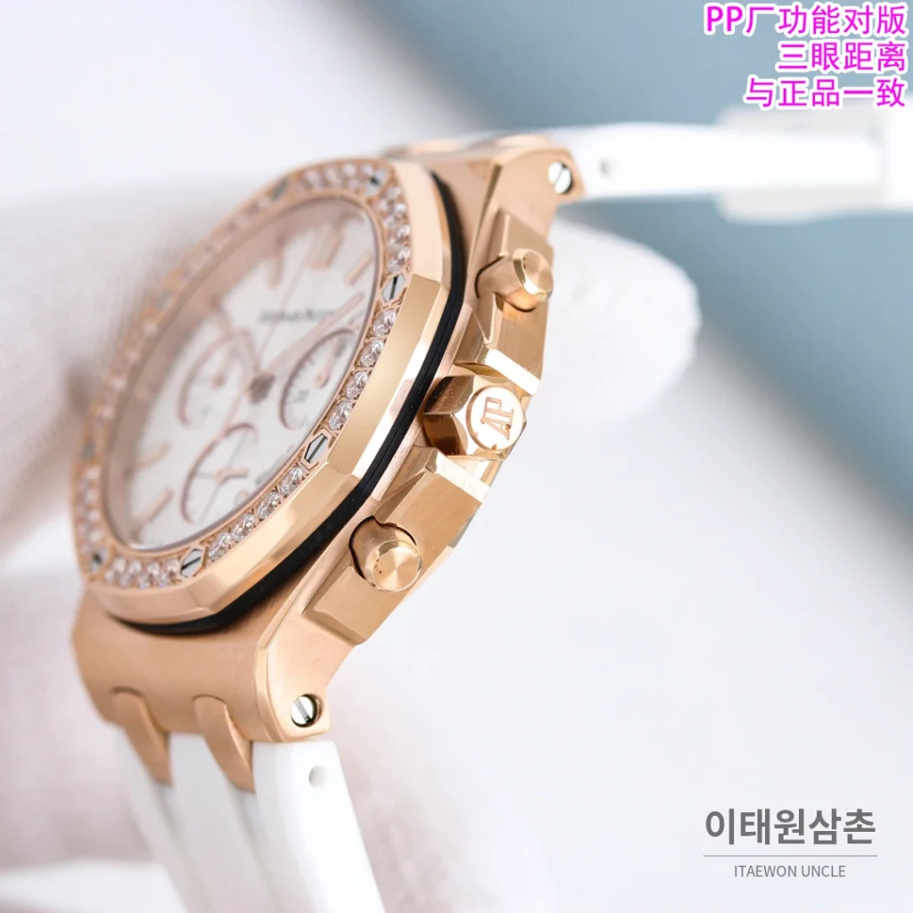 오데마피게 로열오크 오프쇼어 오토매틱 37mm 화이트 다이얼