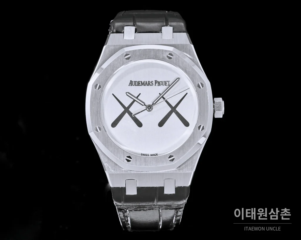 오데마피게 로열오크 오프쇼어 오토매틱 41mm 화이트 다이얼 블랙 가죽 스트랩