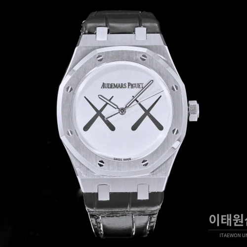 오데마피게 로열오크 오프쇼어 오토매틱 41mm 화이트 다이얼 블랙 가죽 스트랩