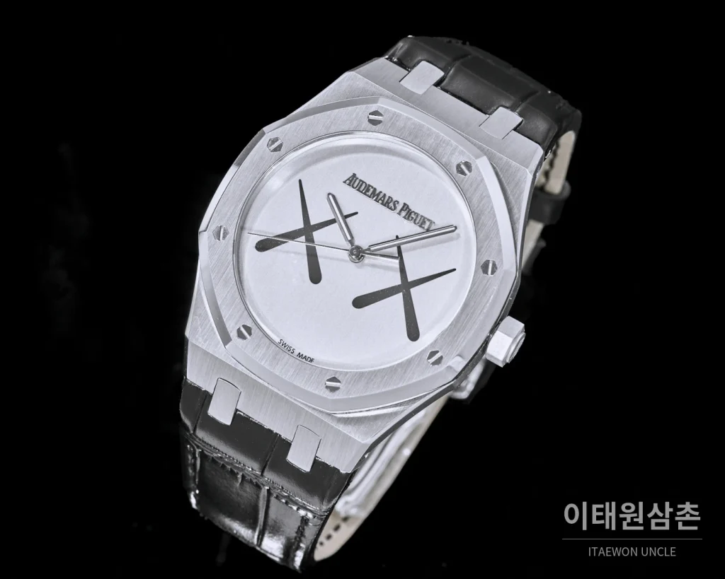 오데마피게 로열오크 오프쇼어 오토매틱 41mm 화이트 다이얼 블랙 가죽 스트랩