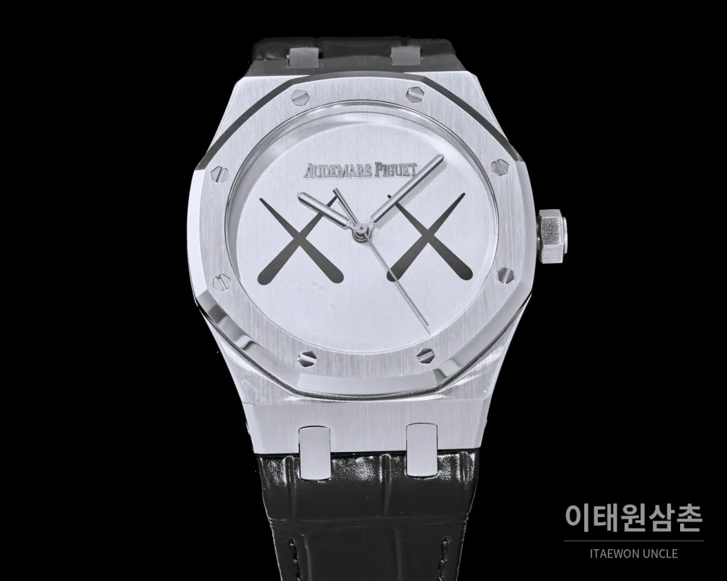 오데마피게 로열오크 오프쇼어 오토매틱 41mm 화이트 다이얼 블랙 가죽 스트랩