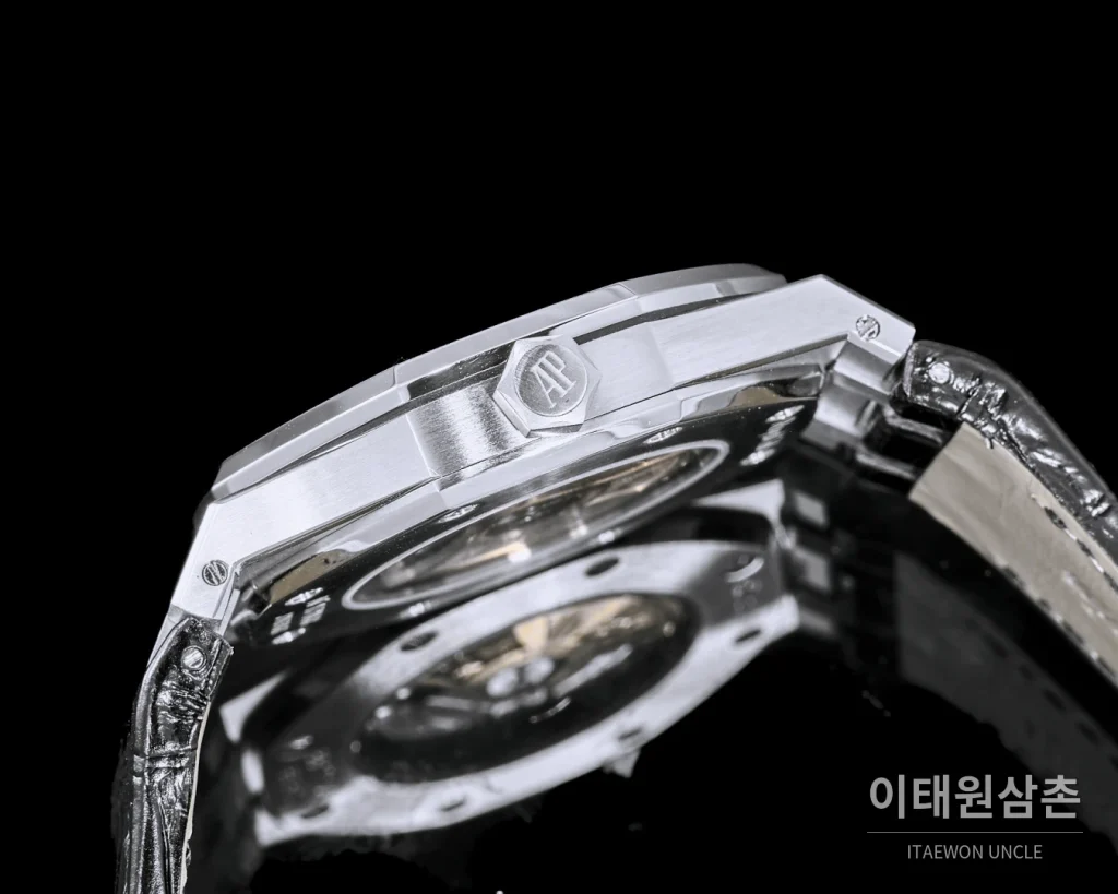 오데마피게 로열오크 오프쇼어 오토매틱 41mm 화이트 다이얼 블랙 가죽 스트랩