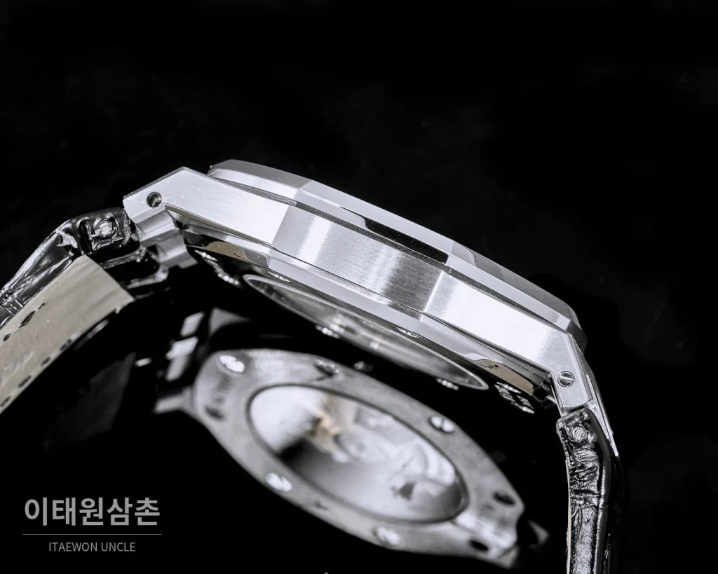오데마피게 로열오크 오프쇼어 오토매틱 41mm 화이트 다이얼 블랙 가죽 스트랩