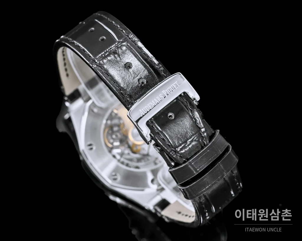 오데마피게 로열오크 오프쇼어 오토매틱 41mm 화이트 다이얼 블랙 가죽 스트랩