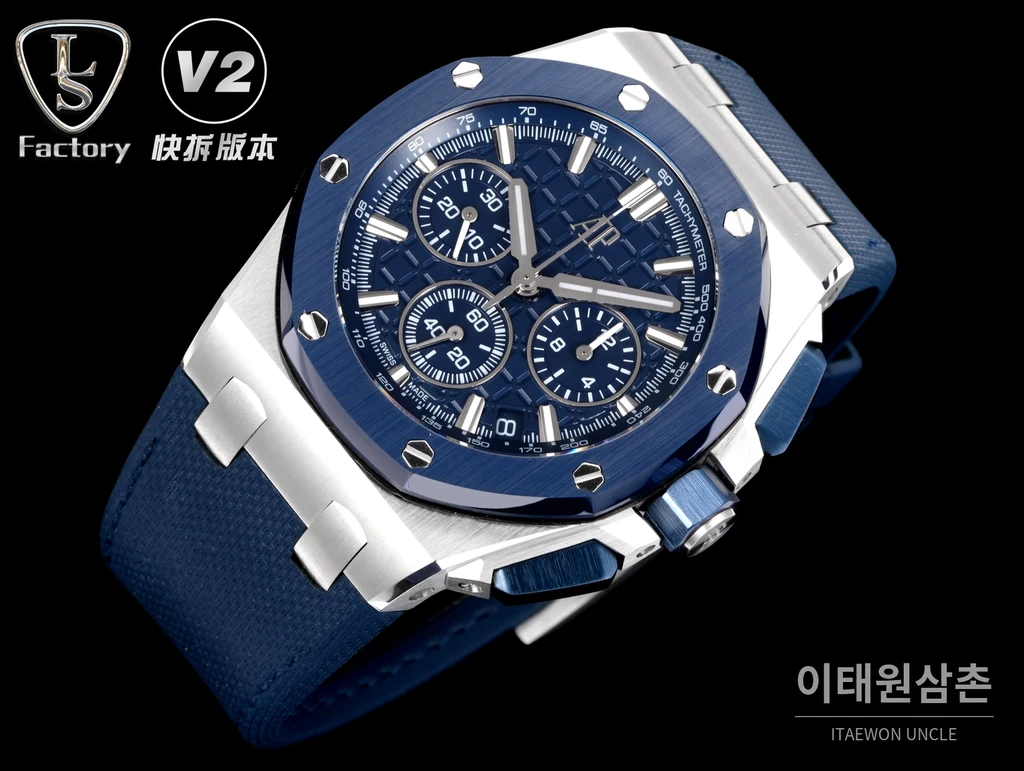 오데마피게 로열오크 오프쇼어 세라믹베젤 오토매틱 43mm 26420 네이비 다이얼 네이비 러버 스트랩 (2)