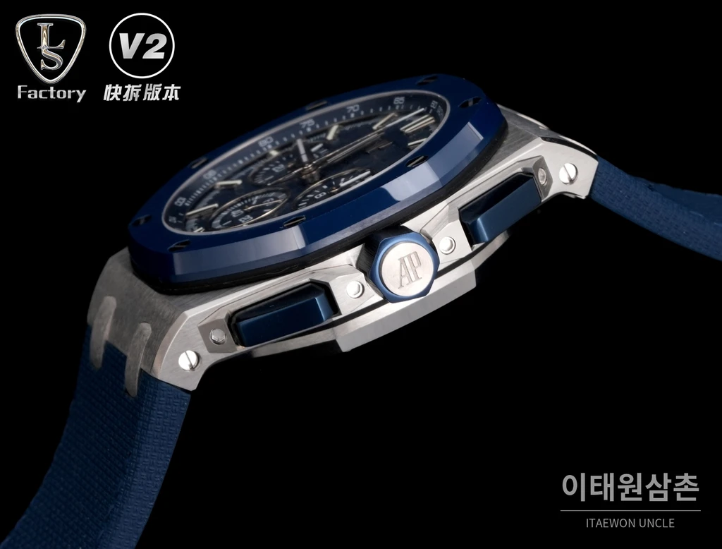 오데마피게 로열오크 오프쇼어 세라믹베젤 오토매틱 43mm 26420 네이비 다이얼 네이비 러버 스트랩 (2)