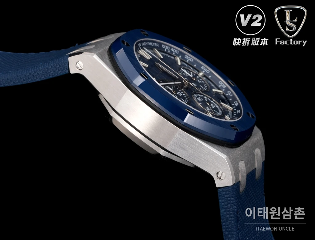 오데마피게 로열오크 오프쇼어 세라믹베젤 오토매틱 43mm 26420 네이비 다이얼 네이비 러버 스트랩 (2)