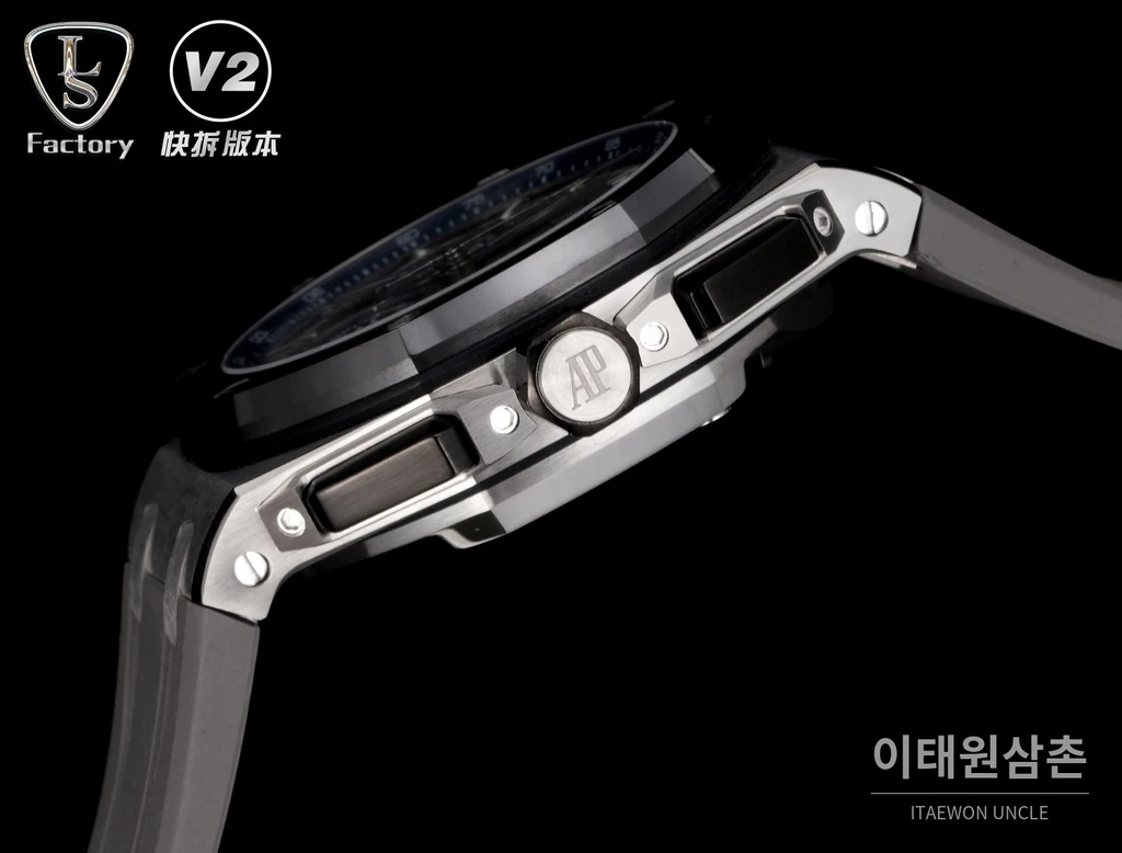 오데마피게 로열오크 오프쇼어 세라믹베젤 오토매틱 43mm 26420 네이비 다이얼 그레이 러버 스트랩