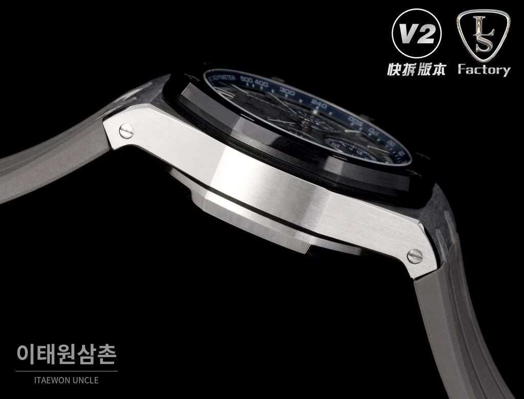 오데마피게 로열오크 오프쇼어 세라믹베젤 오토매틱 43mm 26420 네이비 다이얼 그레이 러버 스트랩