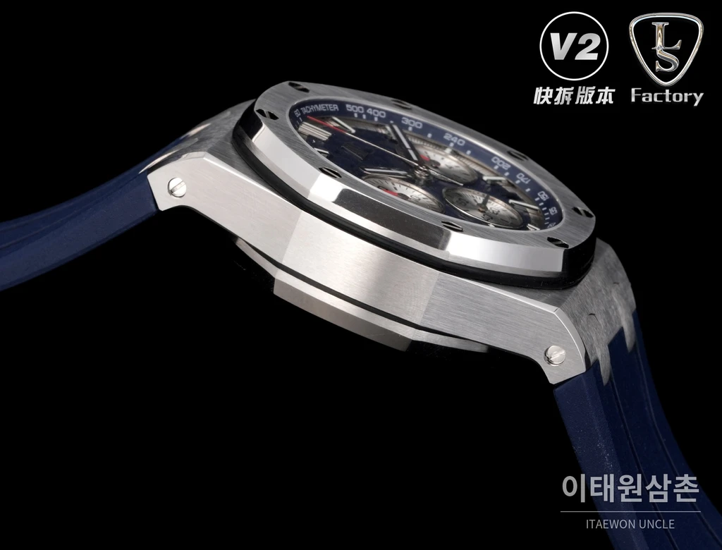 오데마피게 로열오크 오프쇼어 세라믹베젤 오토매틱 43mm 26420 네이비 다이얼 네이비 러버 스트랩