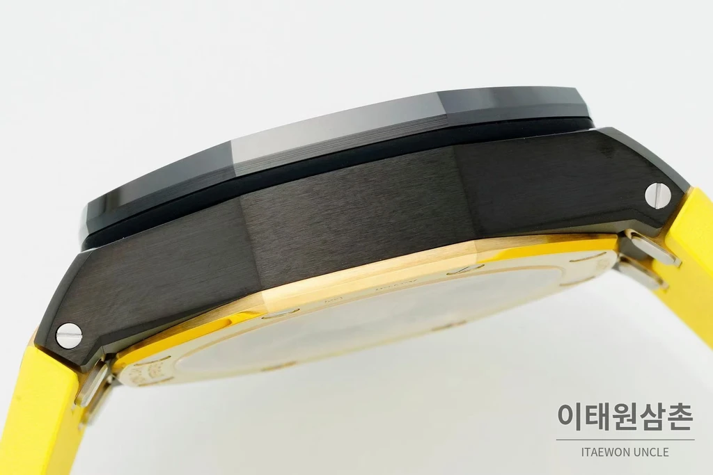 오데마피게 로열오크 오프쇼어 세라믹 베젤 오토매틱 탄