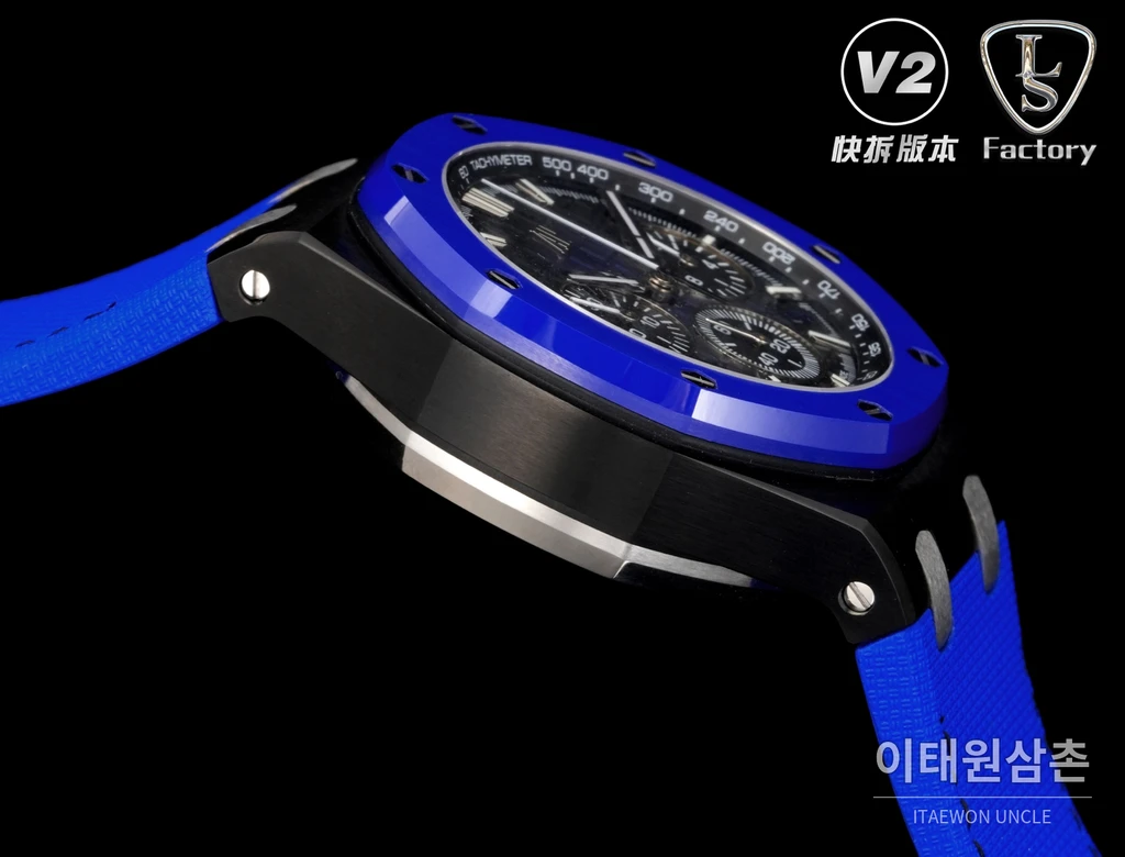 오데마피게 로열오크 오프쇼어 세라믹베젤 크로노그래프 43mm 26420 블랙 다이얼 블루 러버 스트랩