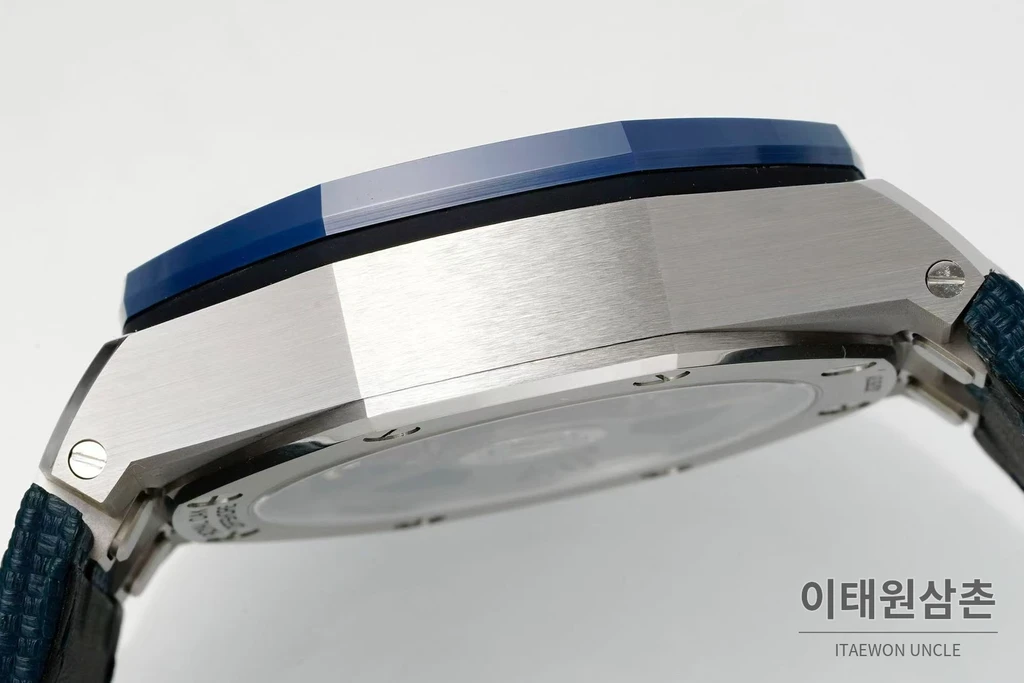 오데마피게 로열오크 오프쇼어 세라믹 베젤 네이비다이얼 오토매틱