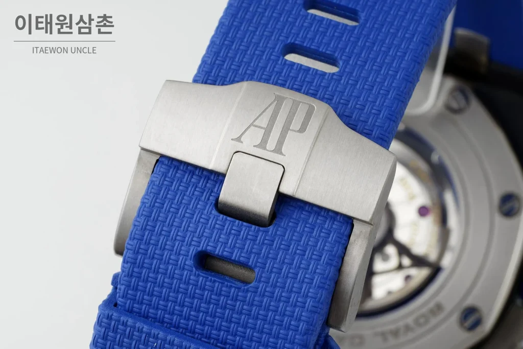 오데마피게 로열오크 오프쇼어 세라믹 블랙다이얼 크로노그래프 오토매틱 44mm 블루 러버 스트랩 블루 베젤